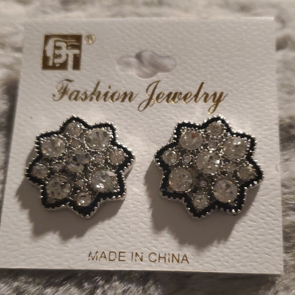 Fashion Jewelry Black and Silver Floral Clip On Earrings